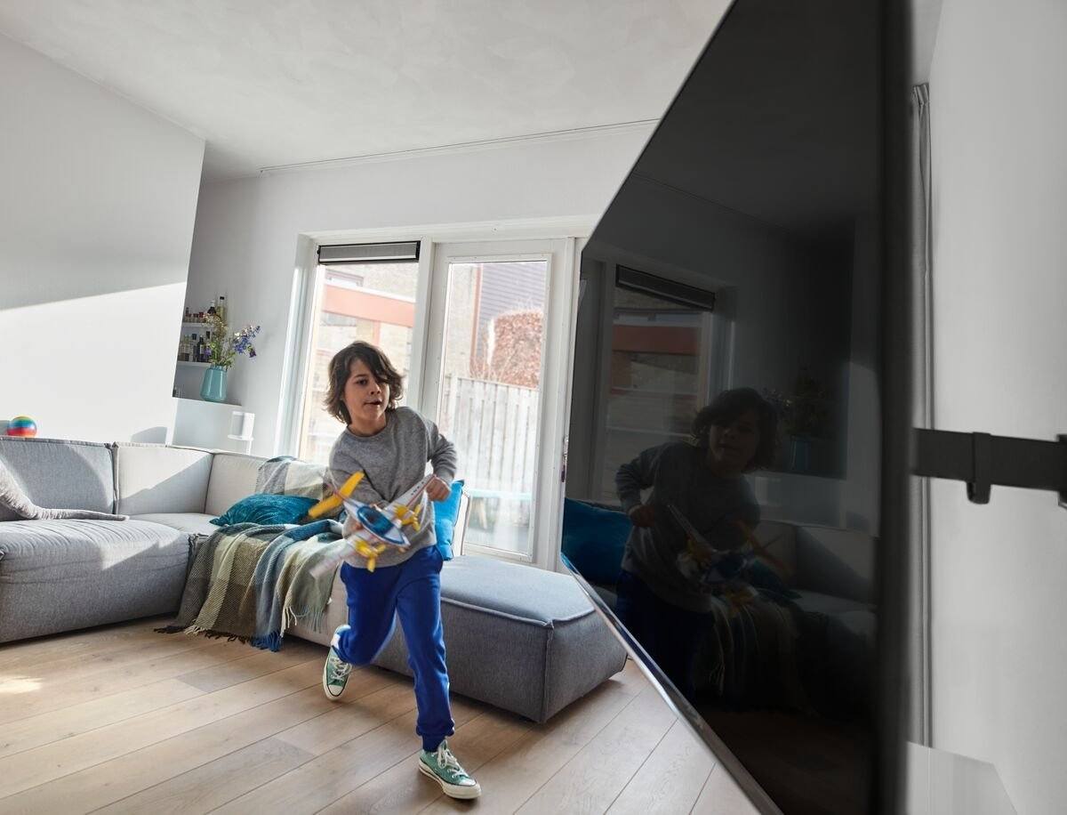 Vogels TVM 3225 TV (19-43") Single Arm Black TV Wall Bracket