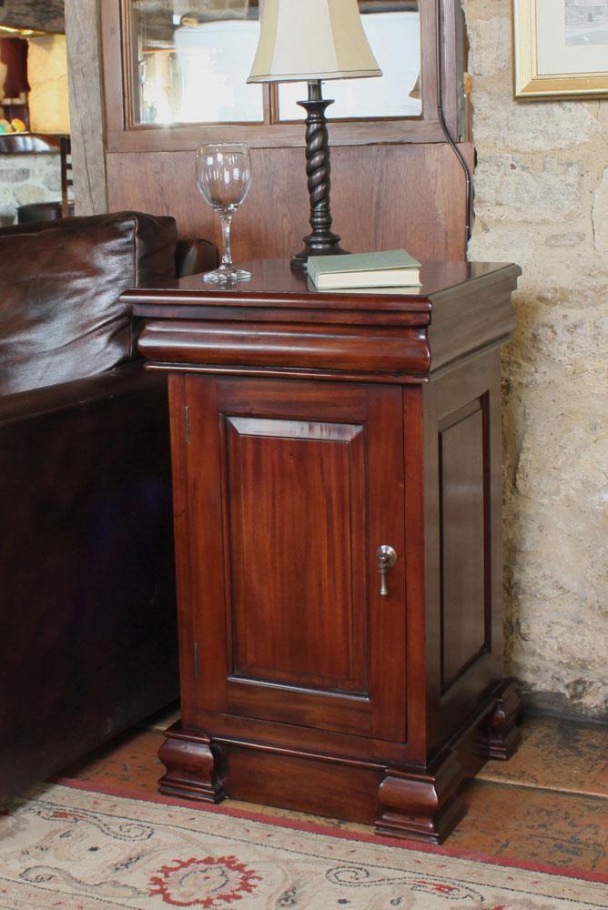 Baumhaus La Roque Mahogany Lamp Table / Pot Cupboard (IMR10B)