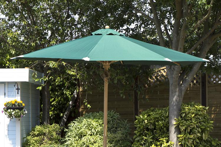 Charles Taylor Four Seater Circular Table Set with Cushions and Parasol (HB09)